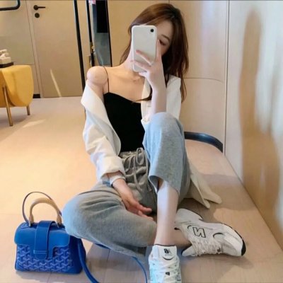 坐在酒吧里吃蛋糕